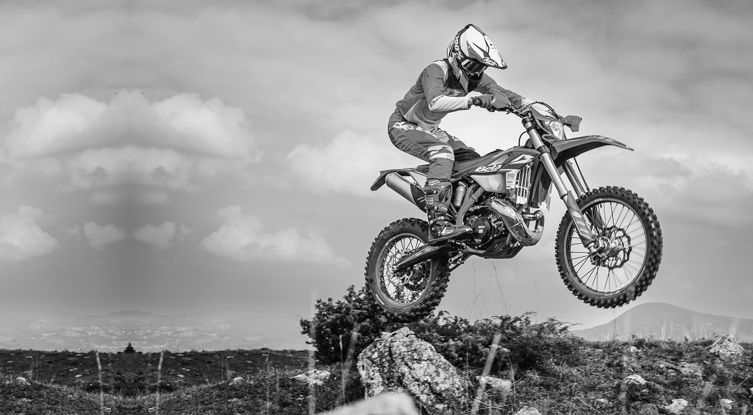 Piloto saltando con una Beta 2T 300 RR en pista off-road.