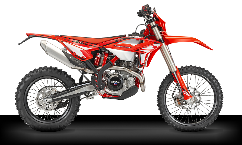 Moto Beta 4T 350 en vista lateral, diseño de enduro en color rojo y blanco