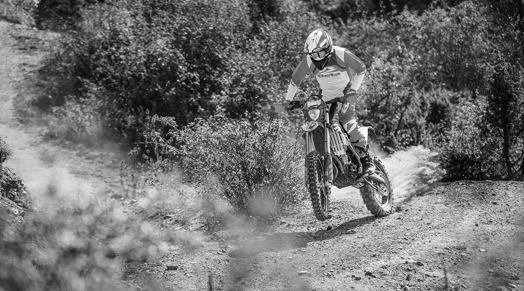 Piloto realizando un salto con la Beta 4T 350 RR en terreno off-road