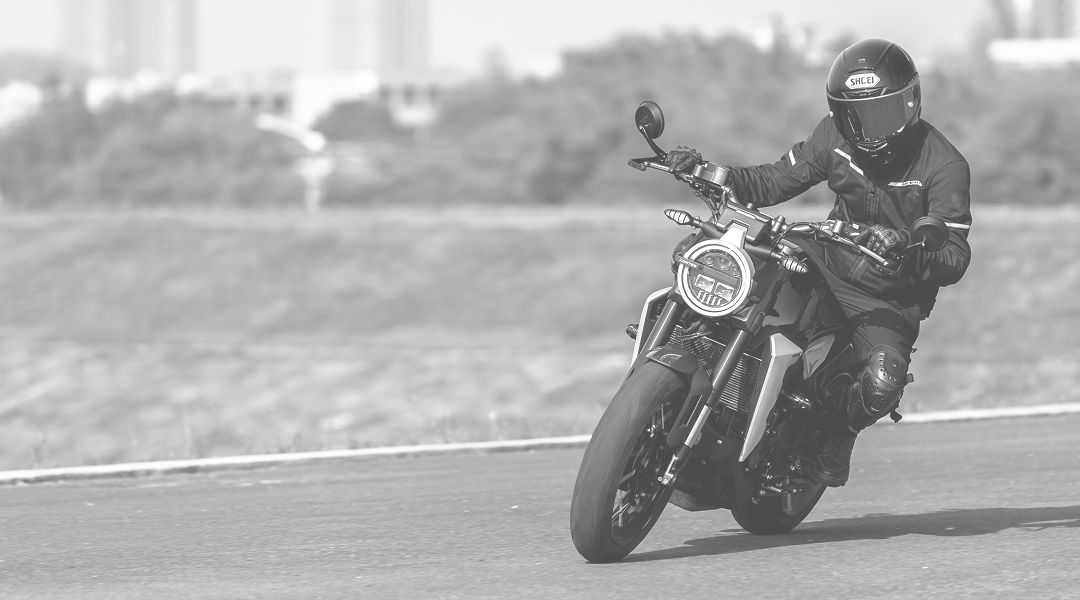 Zontes Moto Tigre Argentina - Moto GK350 en curva mostrando potencia y estilo naked