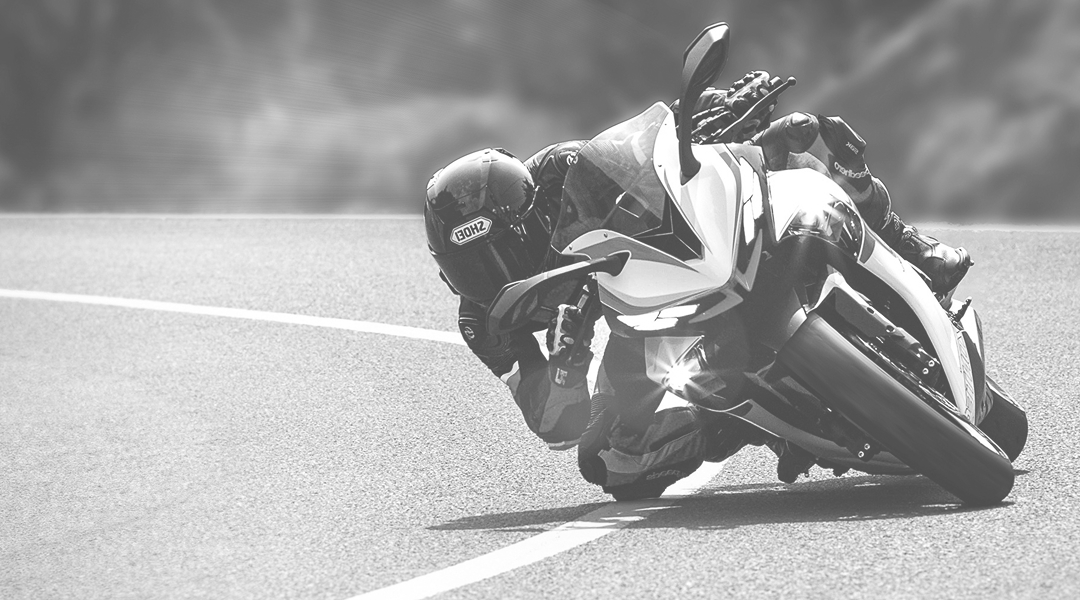 Zontes Moto Tigre Argentina - Moto RR 703 en plena curva mostrando agilidad y control en pista