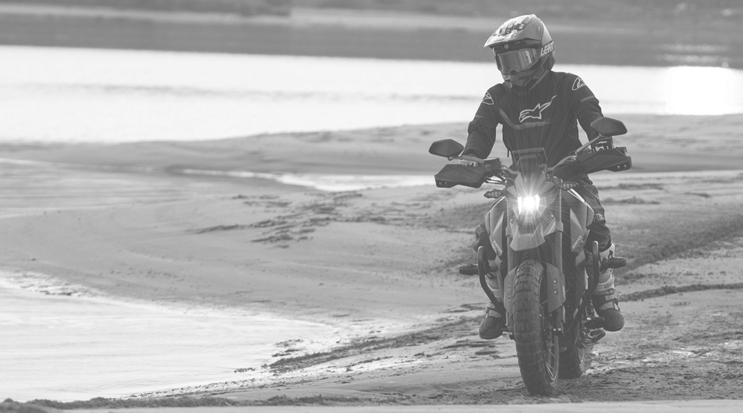 Zontes Moto Tigre Argentina - Moto U200 recorriendo terrenos de arena con confianza