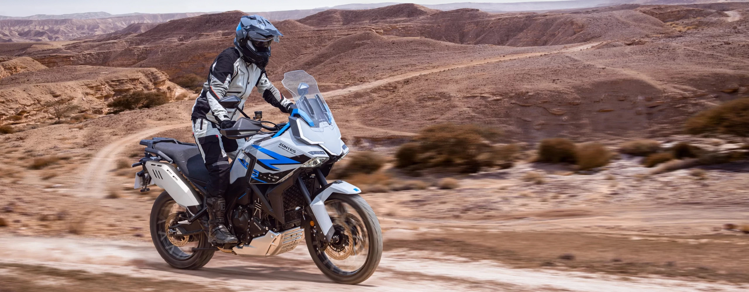 Zontes Moto Tigre Argentina – 703F Adventure recorriendo caminos áridos.