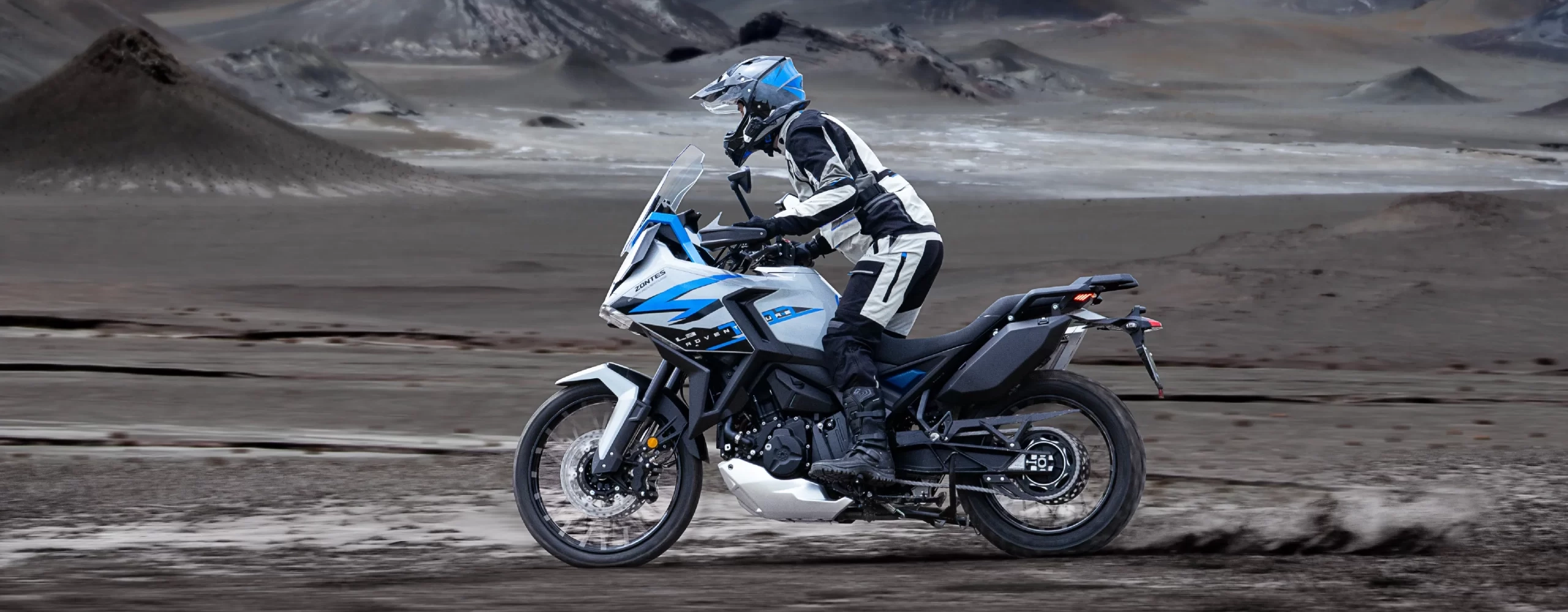 Zontes Moto Tigre Argentina – 703F Adventure dominando caminos de tierra húmeda.