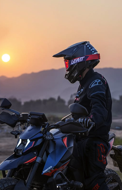 Zontes Moto Tigre Argentina - Moto adventure en atardecer con estilo y espíritu libre