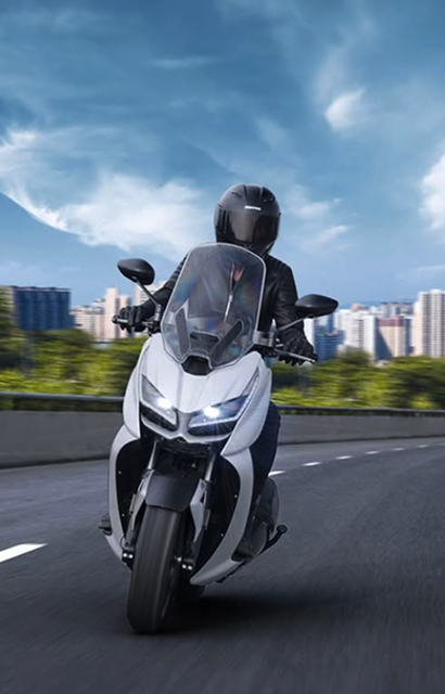 Zontes Moto Tigre Argentina - Scooter en plena ciudad con diseño moderno