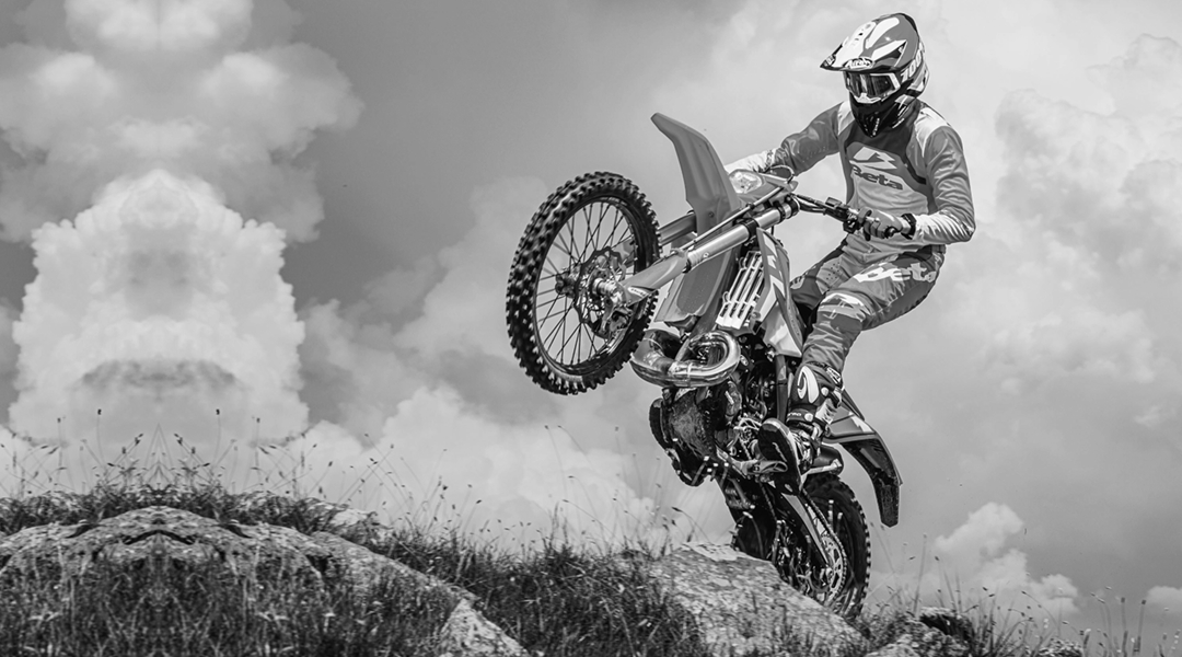 Beta Motos Tigre Argentina - Moto 2T 300 RR atravesando terreno de montaña con actitud racing.