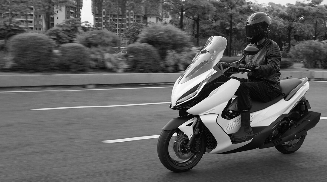 Scooter Zontes D350 recorriendo calles urbanas.