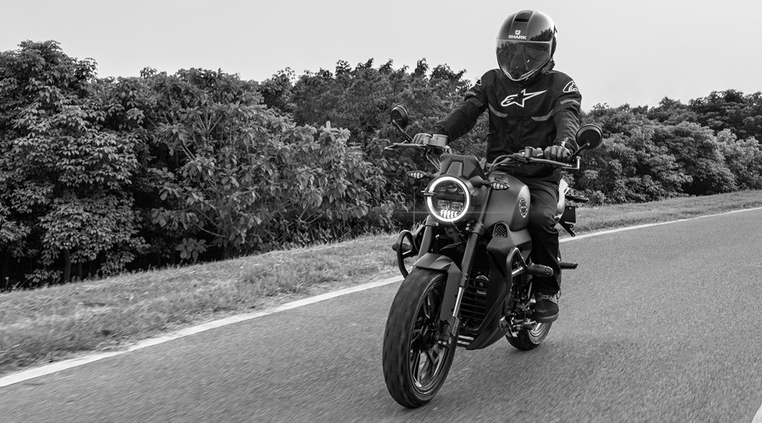 Zontes Moto Tigre Argentina - Moto G200 transitando avenidas de la ciudad con estilo deportivo.