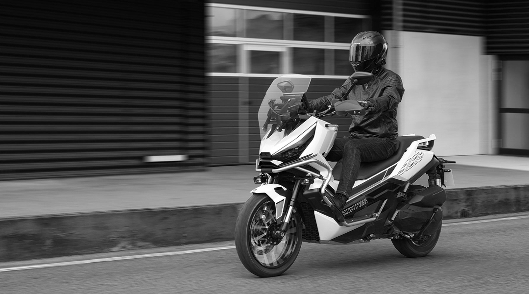 Zontes Moto Tigre Argentina - Scooter G368 circulando por caminos panorámicos con estilo adventure.