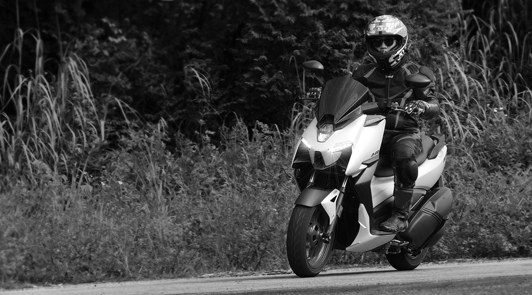 Zontes Moto Tigre Argentina - Scooter M350 circulando en zona urbana moderna.