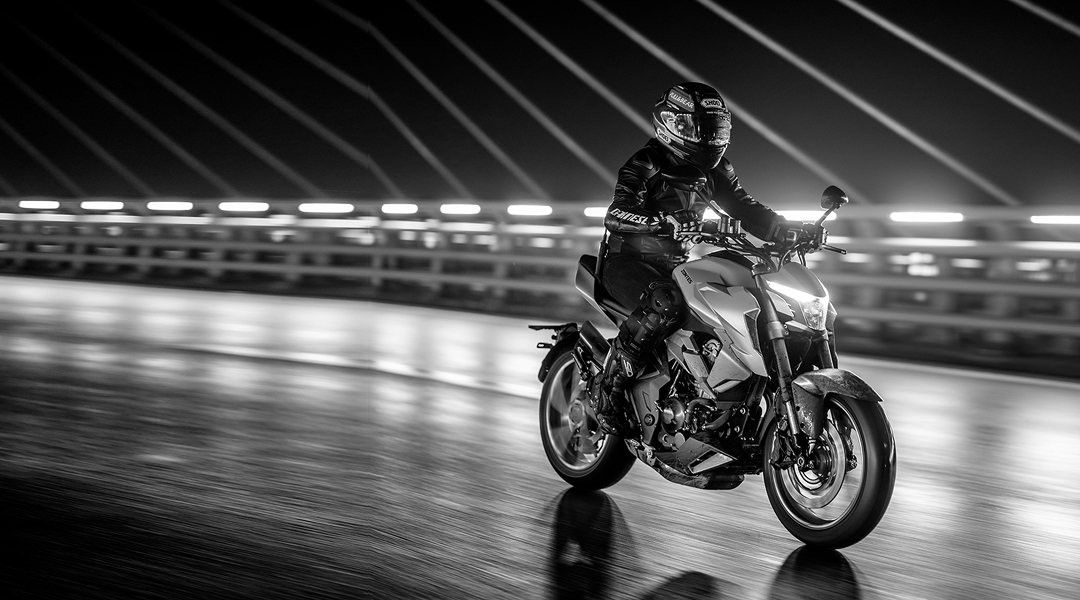 Zontes Moto Tigre Argentina - Moto R350 en acción sobre carretera mostrando su diseño naked deportivo.