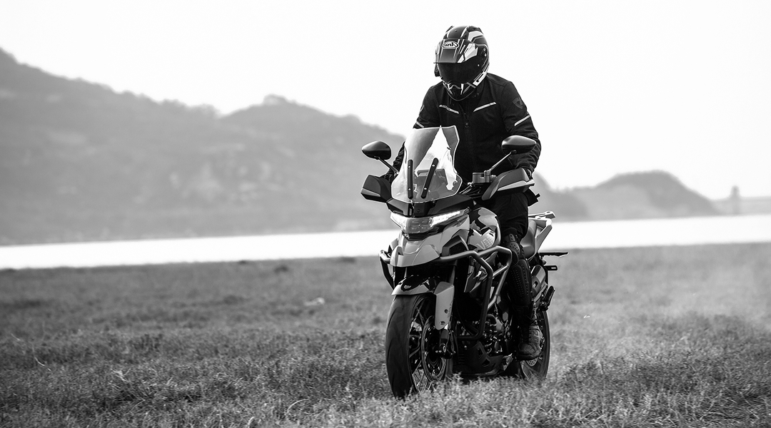 Zontes Moto Tigre Argentina - Moto T350 recorriendo caminos panorámicos con equipamiento touring.