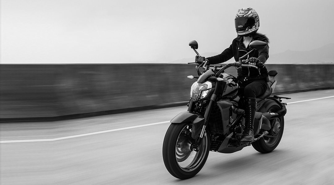 Zontes Moto Tigre Argentina - Moto V350 recorriendo autopista con estilo cruiser moderno.