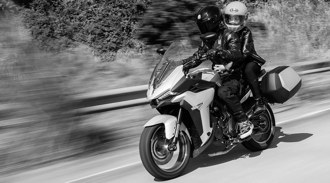 Zontes Moto Tigre Argentina - Moto X350 en movimiento sobre ruta con diseño sport naked.