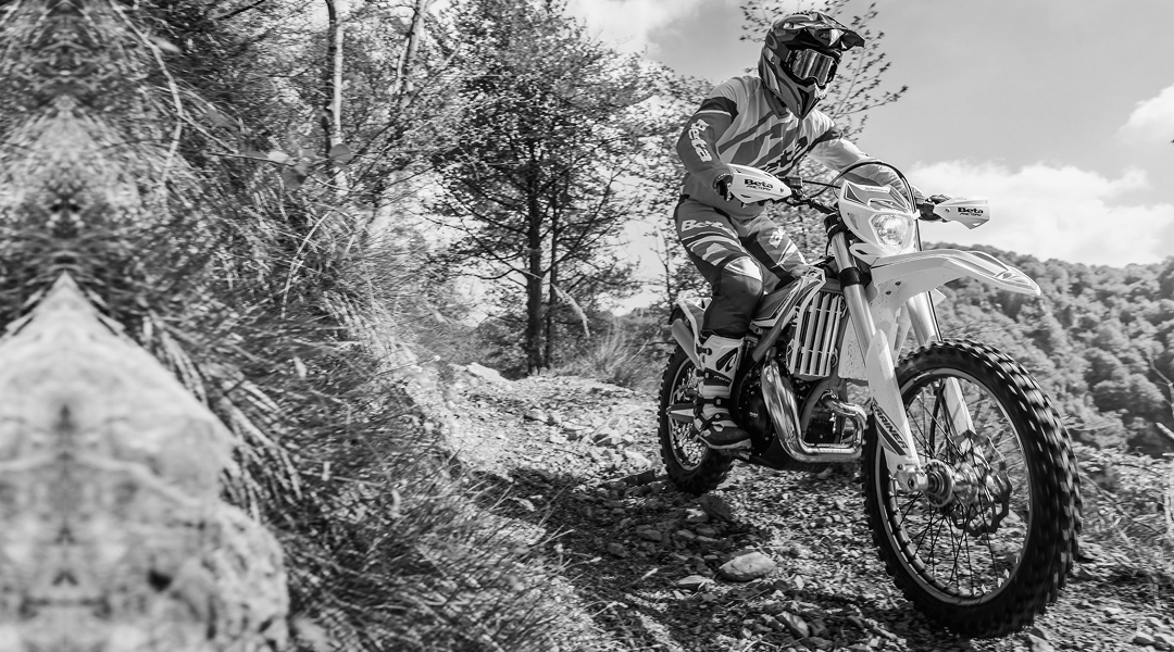 Beta Motos Tigre Argentina - Moto Xtrainer 250 2T recorriendo senderos de montaña.