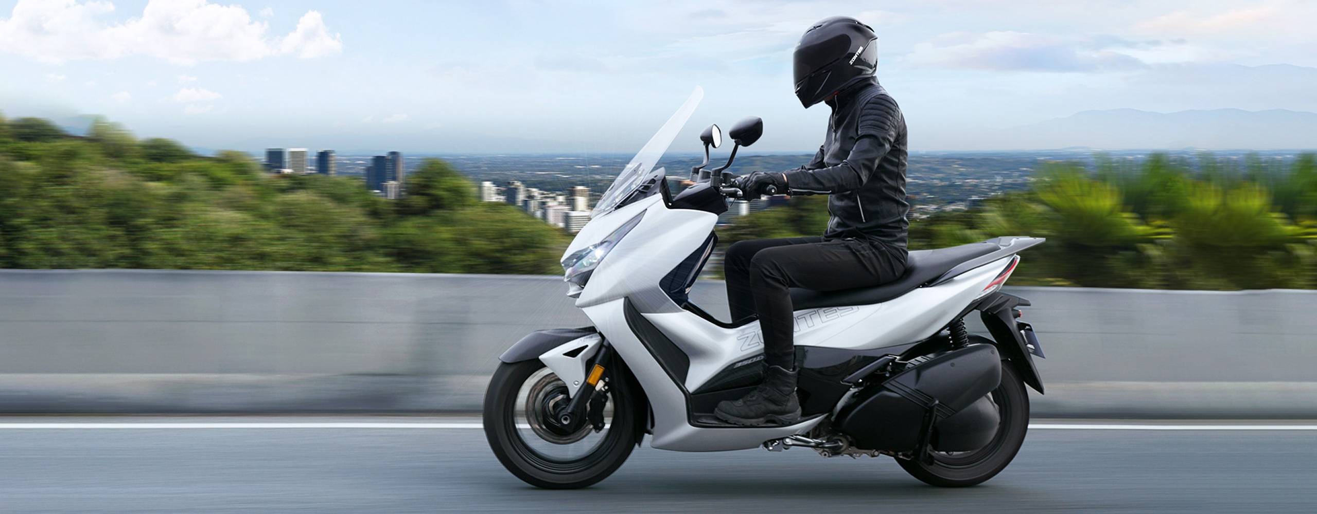 Zontes Moto Tigre Argentina – Scooter 350D blanco con fondo de ciudad y puente moderno.
