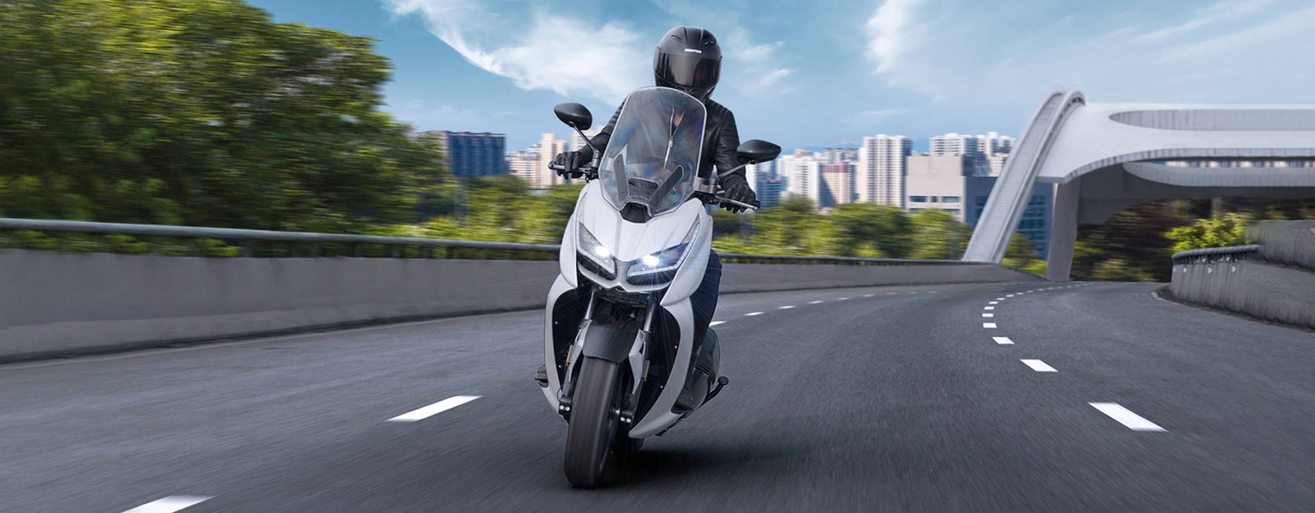 Zontes Moto Tigre Argentina – Scooter 350D blanco circulando por autopista con fondo urbano.