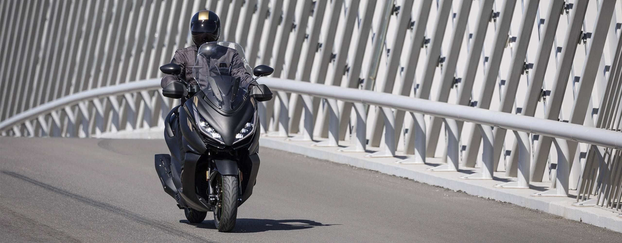 Zontes Moto Tigre Argentina – 350E – Color negro sobre puente