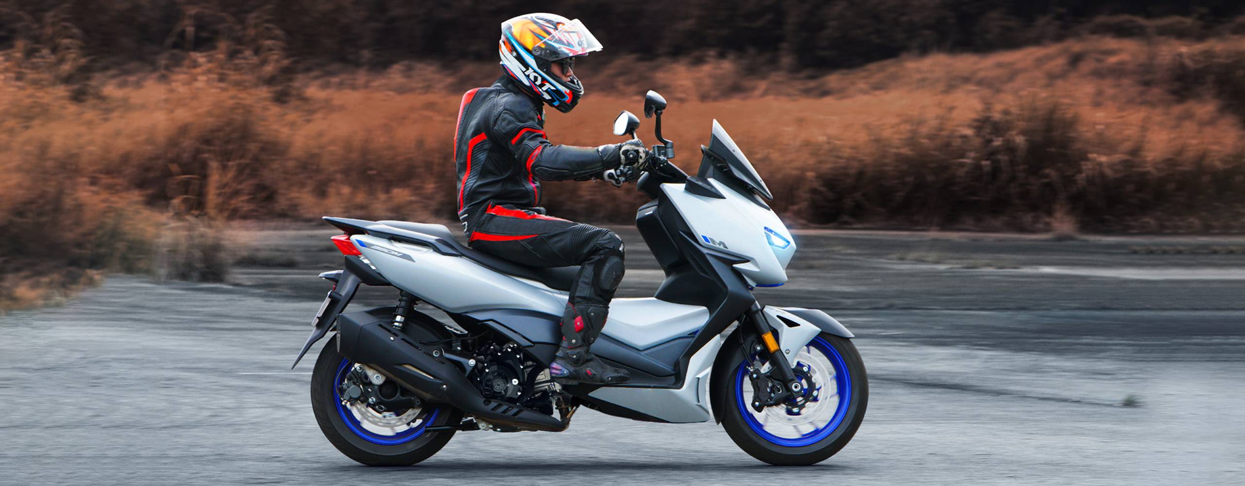 Zontes Moto Tigre Argentina – 350M – En movimiento lateral derecho