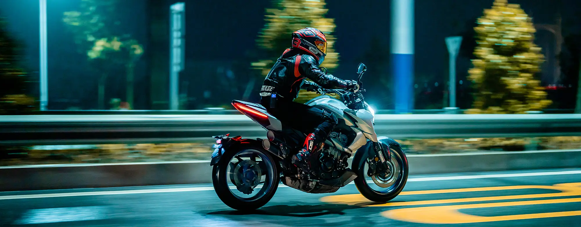 Zontes Moto Tigre Argentina - Zontes 350R vista lateral en movimiento nocturno