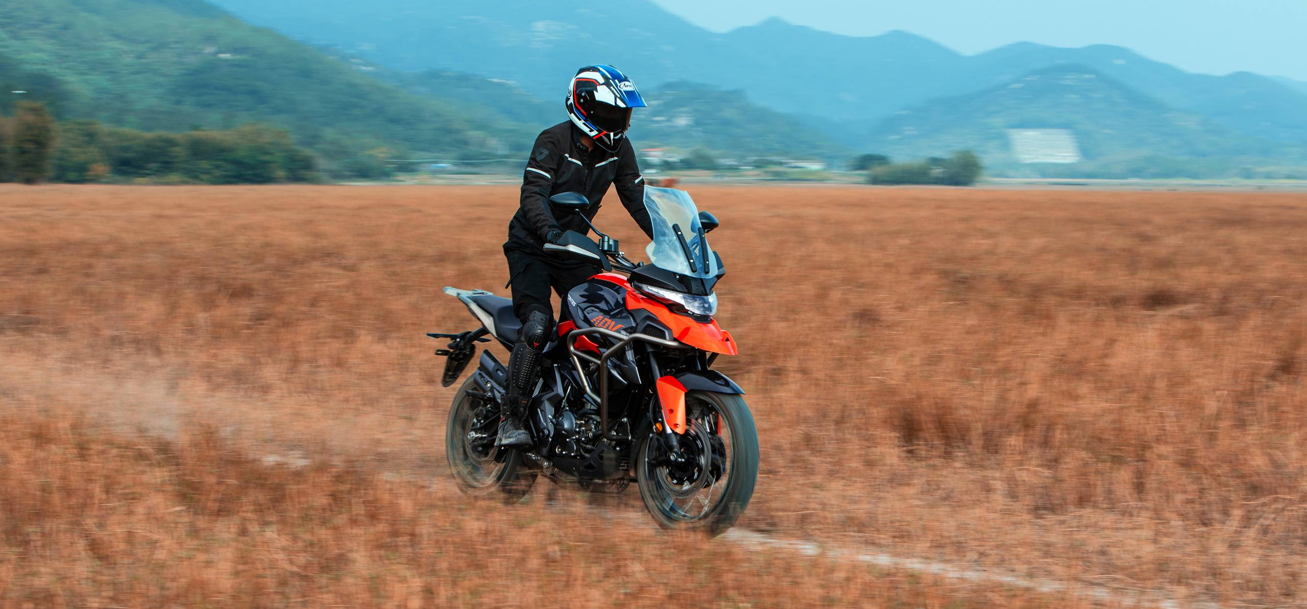 Zontes Moto Tigre Argentina - Moto 350T en color naranja y negro en camino rural.