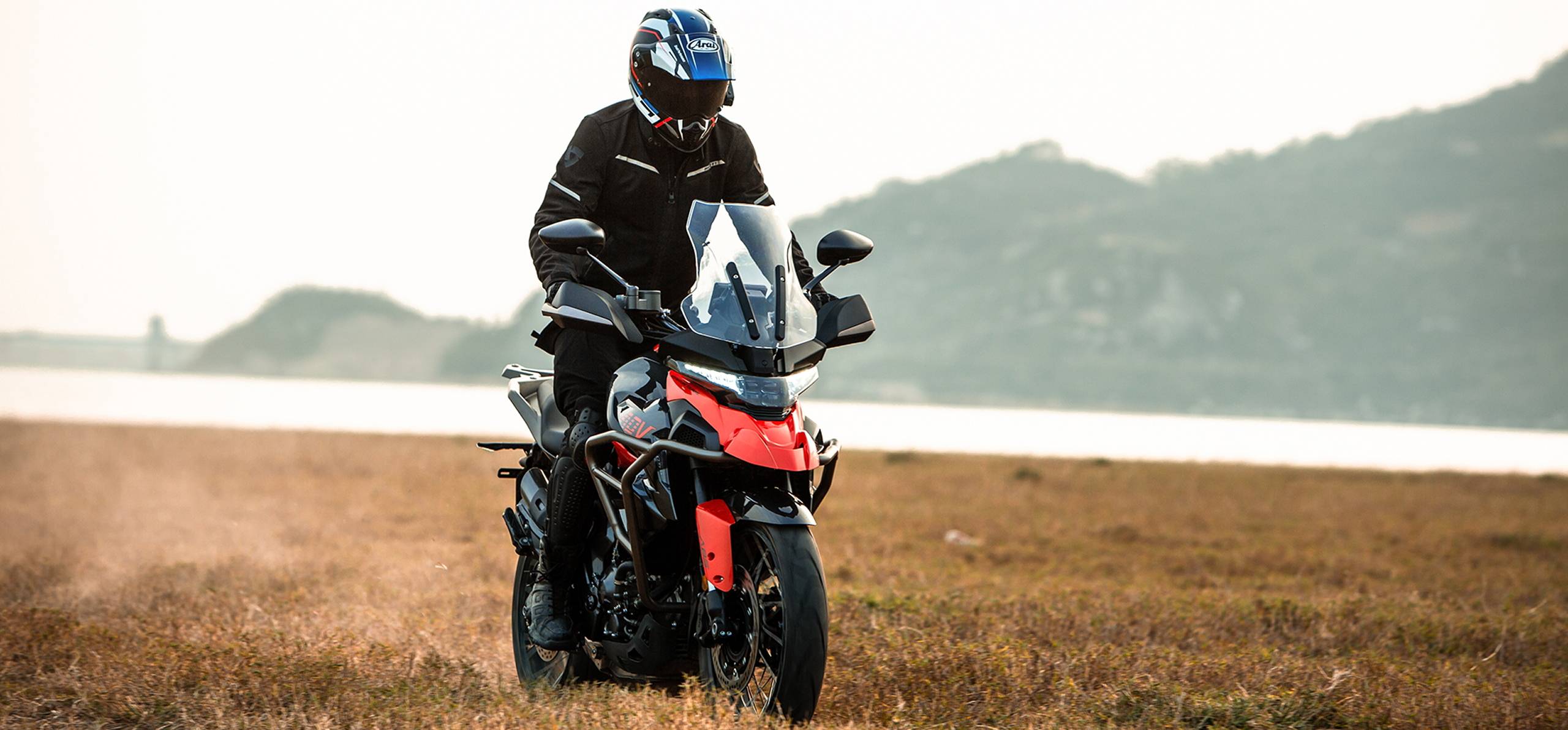 Zontes Moto Tigre Argentina - Moto 350T en color naranja y negro vista tres cuartos delantera.