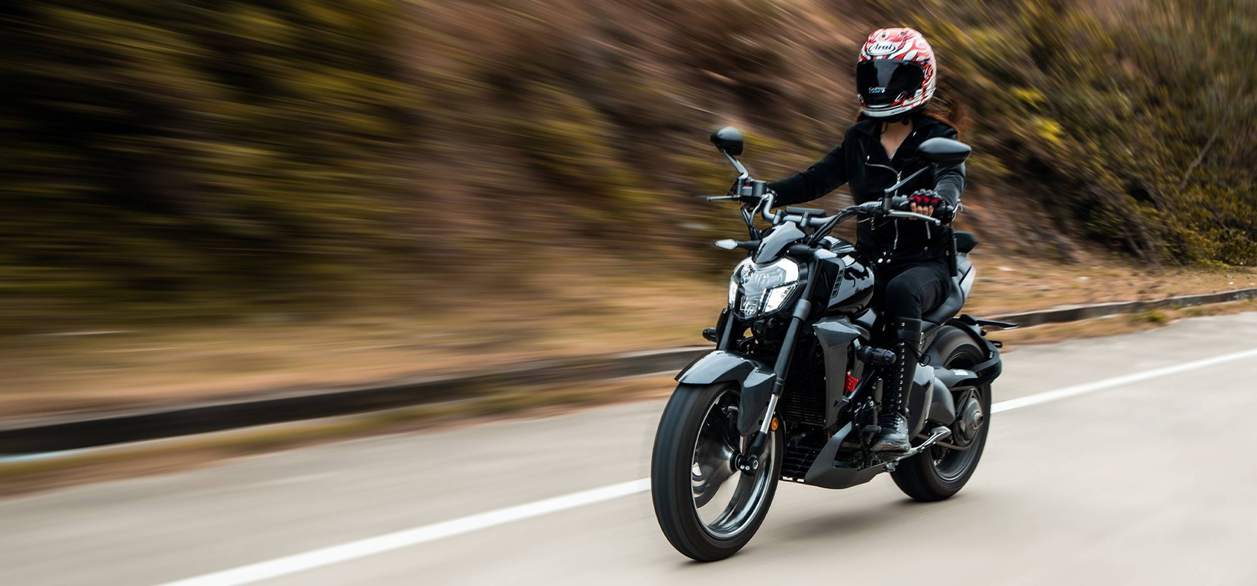 Zontes Moto Tigre Argentina – Moto 350V negra en movimiento sobre ruta, vista tres cuartos delantera.