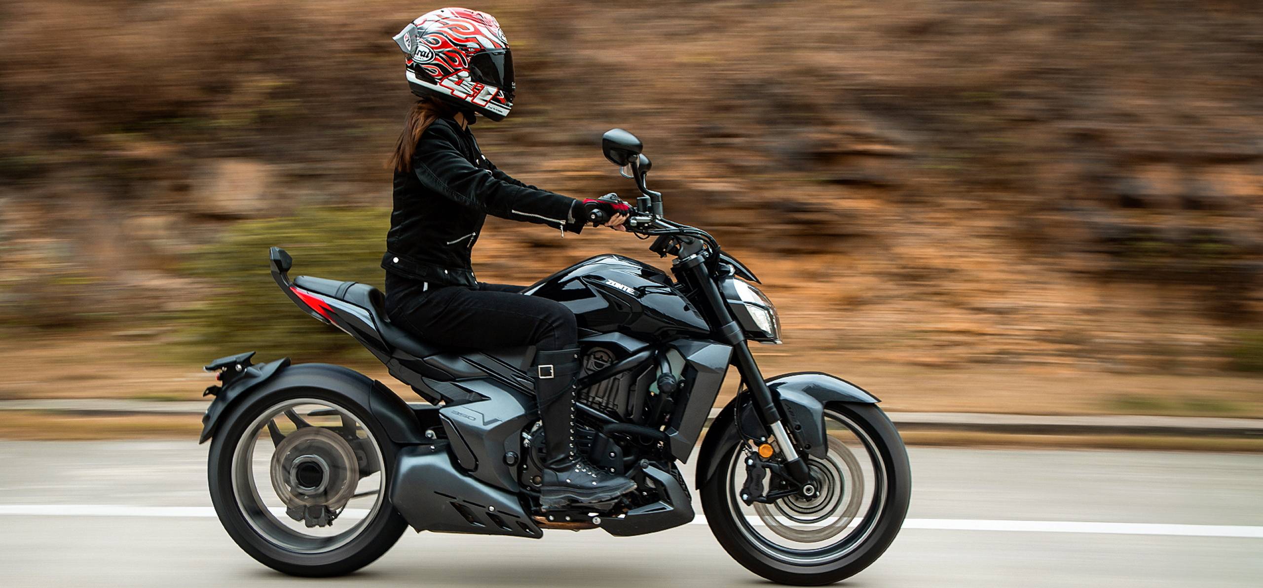 Zontes Moto Tigre Argentina – Moto 350V negra en movimiento, vista lateral izquierda.