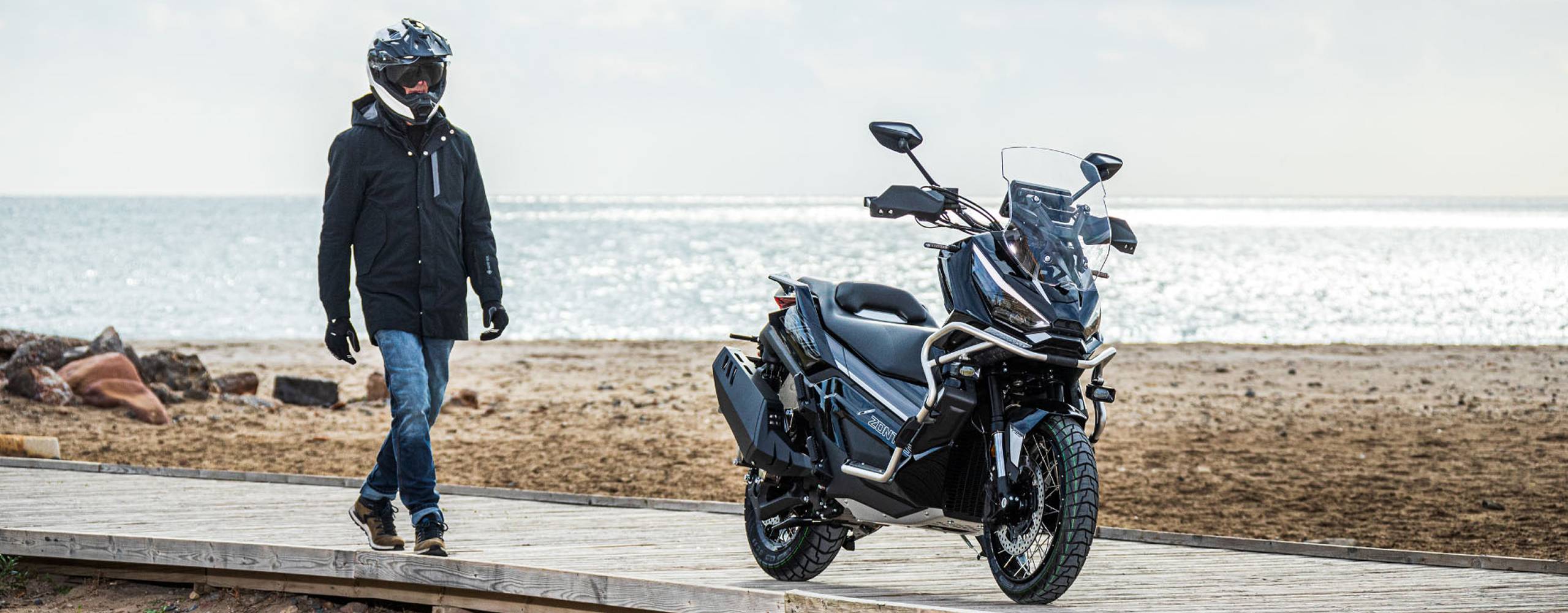 El Zontes 368G Adventure frente al mar, reflejando su espíritu viajero Zontes Moto Tigre Argentina – 368G – En la costa